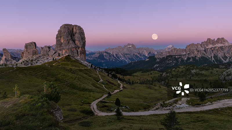 意大利多洛米蒂山钦克托里峰的月亮图片素材