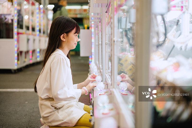 中国台湾女子在夜市玩耍图片素材