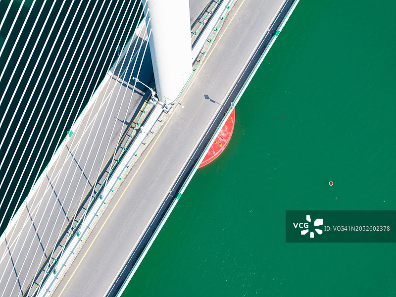 河流上的钢桥鸟瞰图片素材