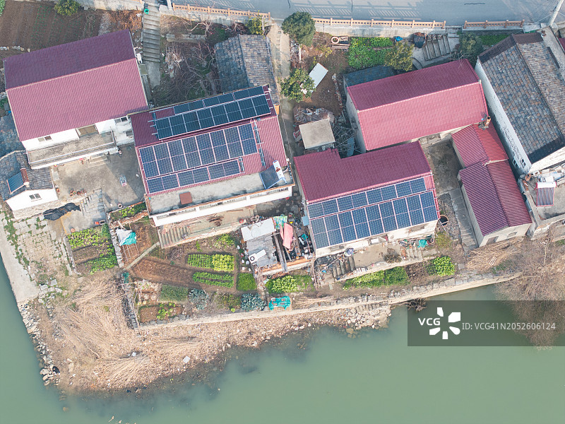 中国乡村居民建筑的太阳能发电鸟瞰图图片素材