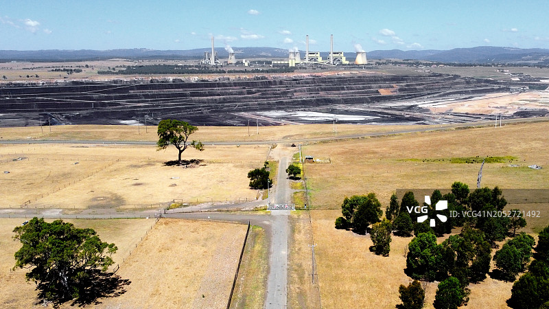 通往Loy Yang发电站的道路及周边煤矿和农田图片素材