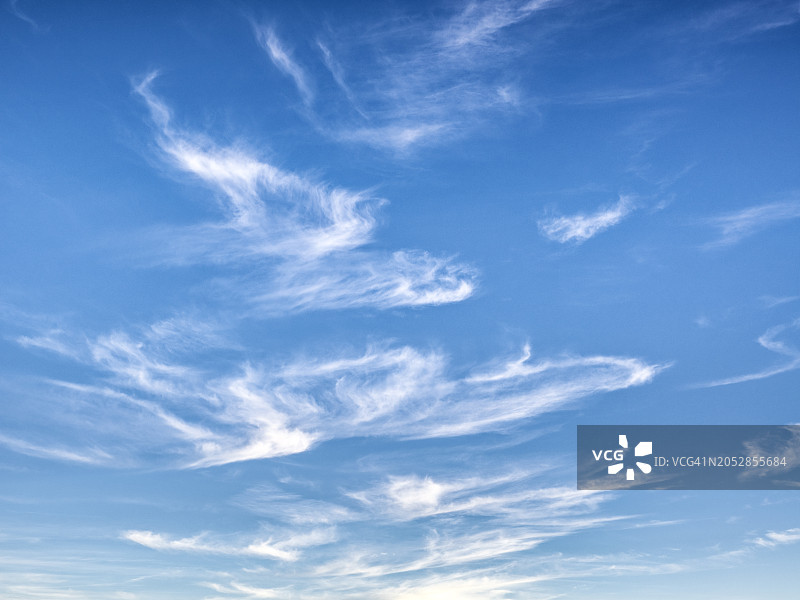 日出时分，万里无云的蓝色天空图片素材