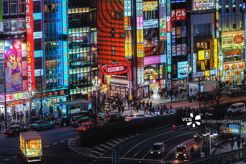 东京歌舞伎町夜晚入口及过马路的人群图片素材