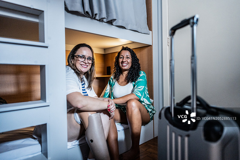 在青年旅社的朋友图片素材