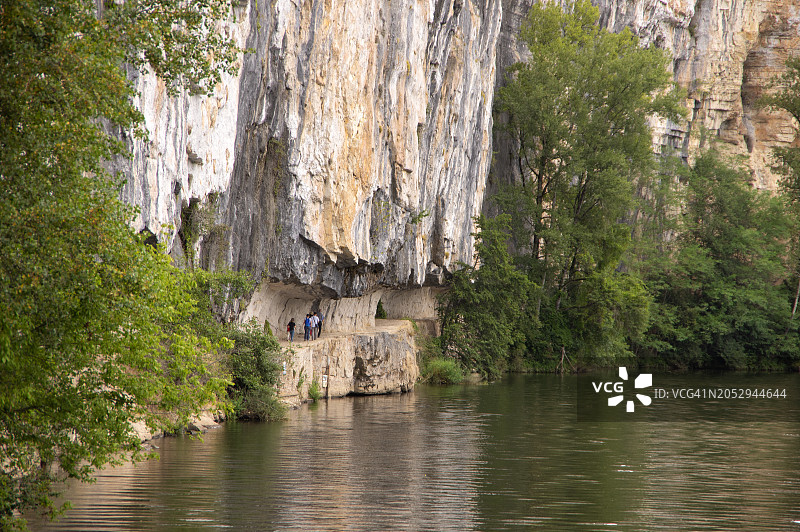 人们沿着法国奥克西塔尼洛特河谷的纤道行走图片素材