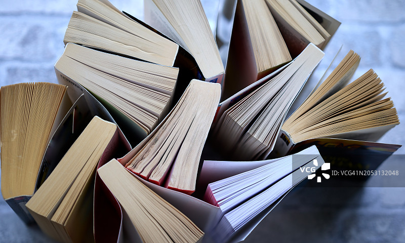 堆叠的书籍图片素材
