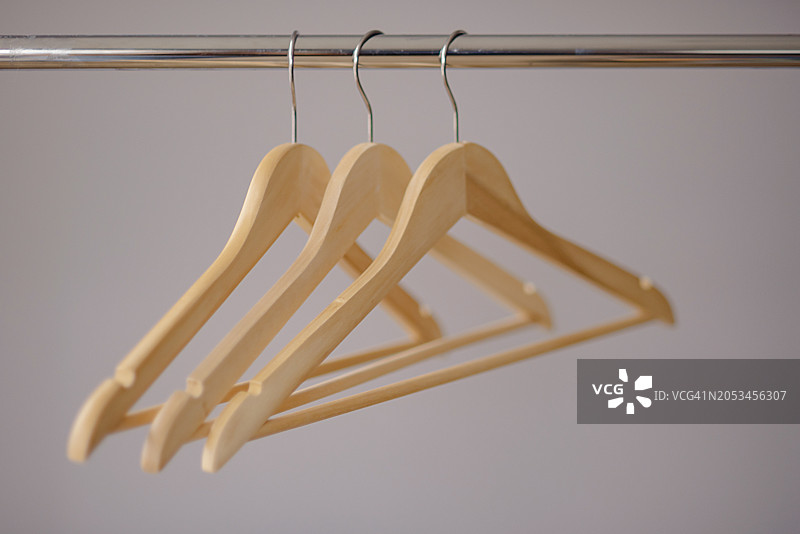 一排衣架：空衣架在衣架上图片素材