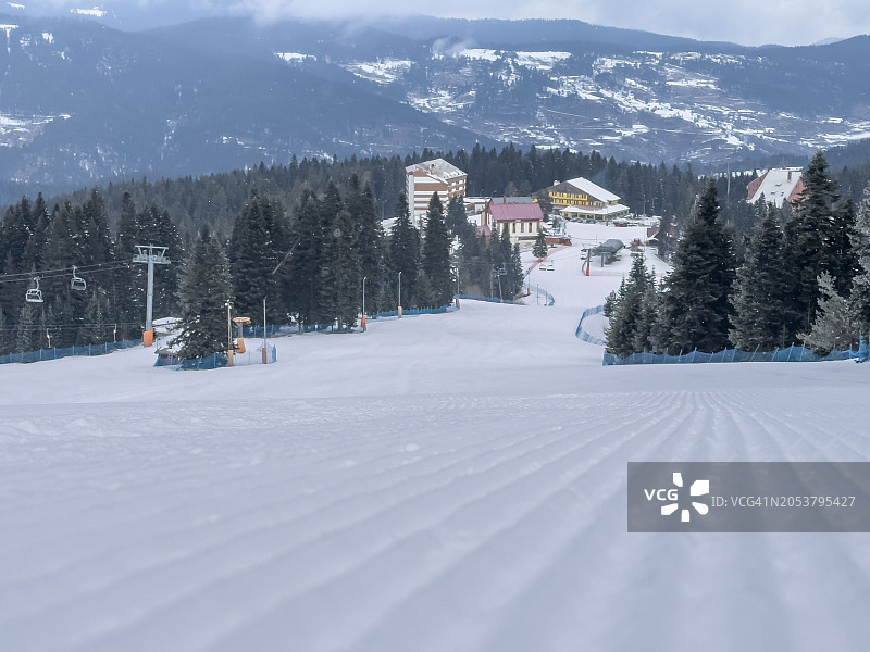 伊尔加兹滑雪中心的雪山图片素材