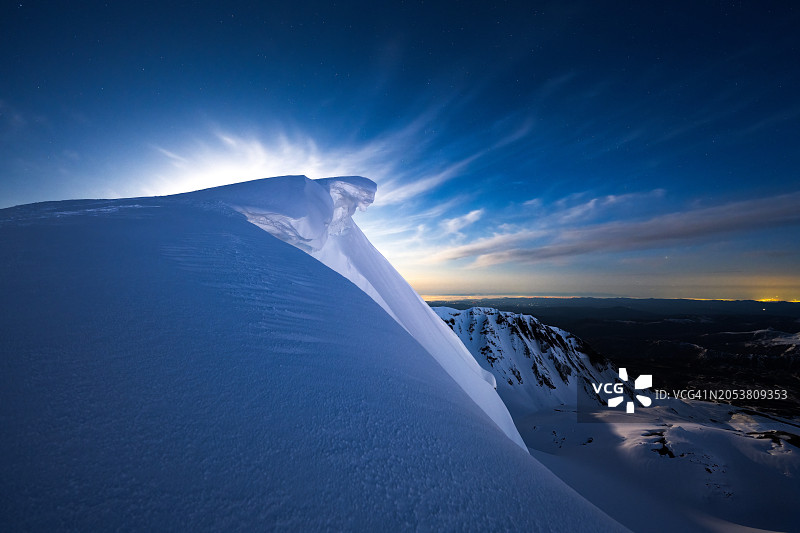月光下的圣海伦斯山火山口图片素材