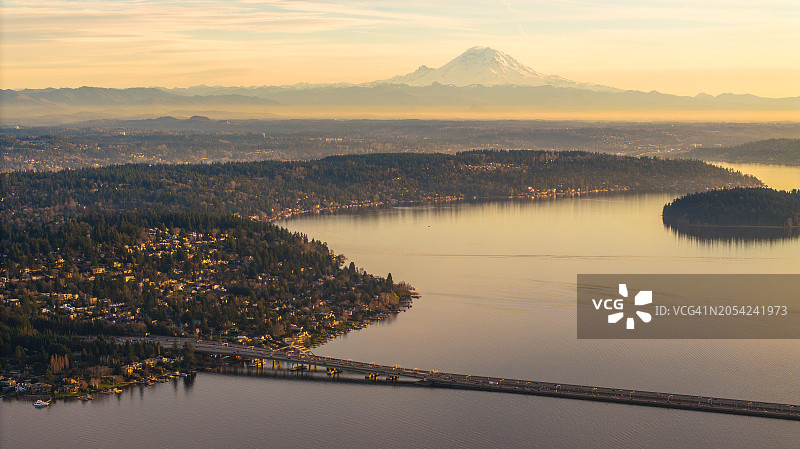 华盛顿湖、默瑟岛和I90大桥航拍：雷尼尔山图片素材