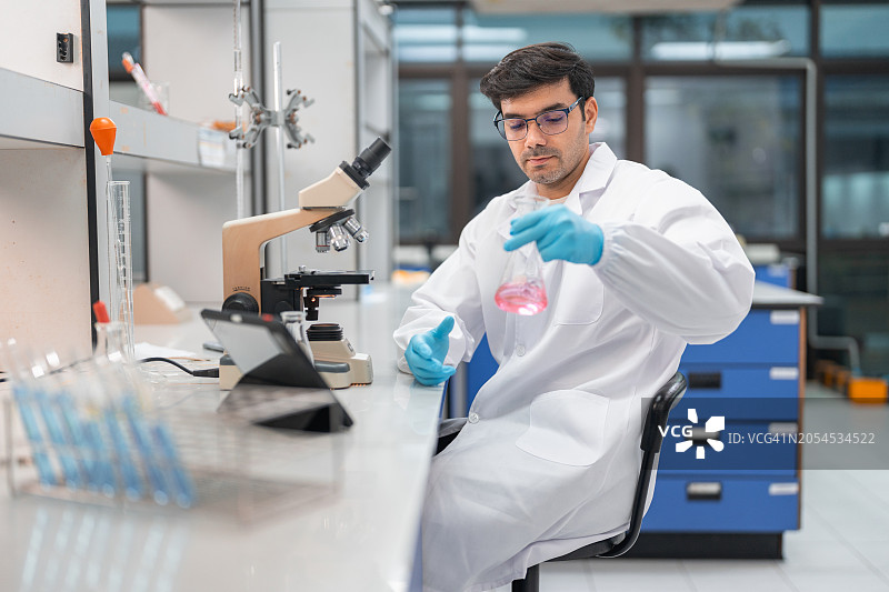 男科学家在实验室分析样本图片素材