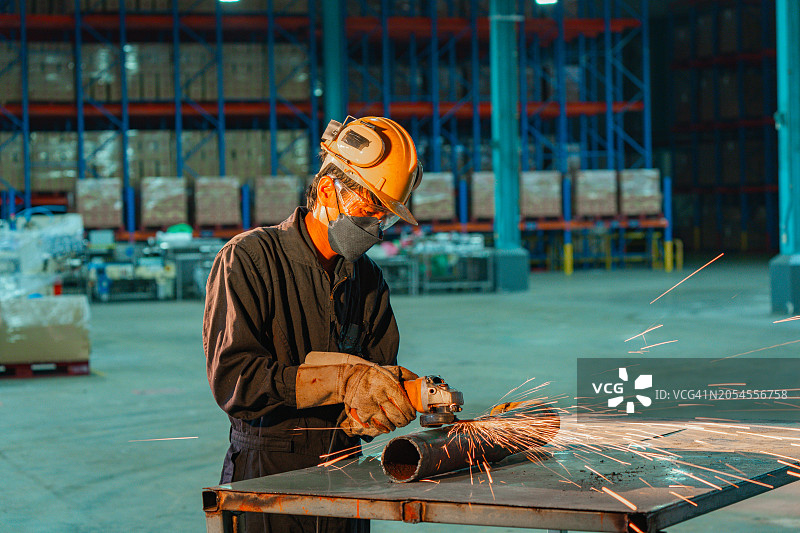 工厂焊工焊接金属图片素材