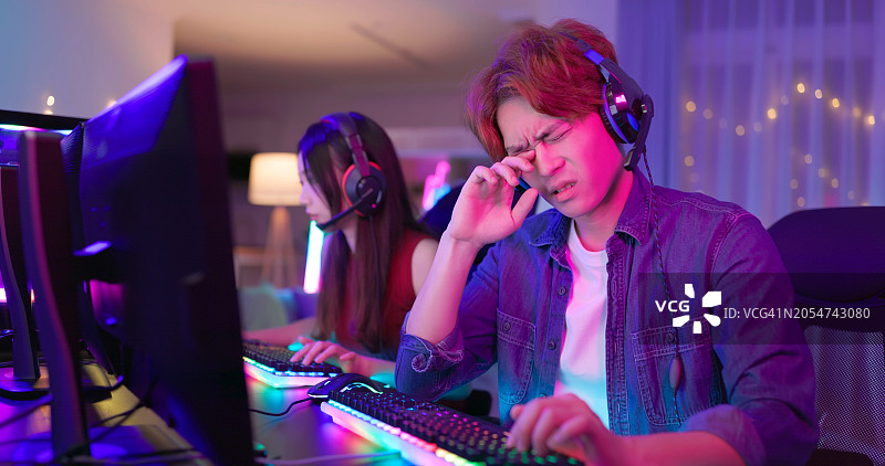 亚洲男子在线游戏玩家眼疲劳图片素材