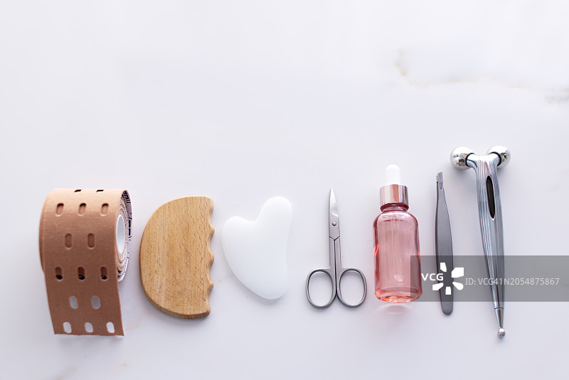 用于面部和身体按摩以及身体护理的工具，大理石背景图片素材