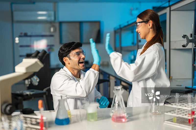 科学家在实验室庆祝研究成果图片素材