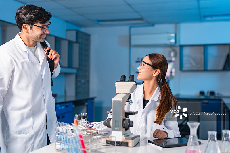 同事们在实验室讨论研究图片素材