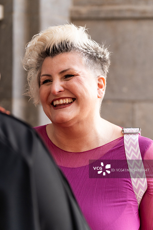 超重时尚女人与朋友微笑图片素材