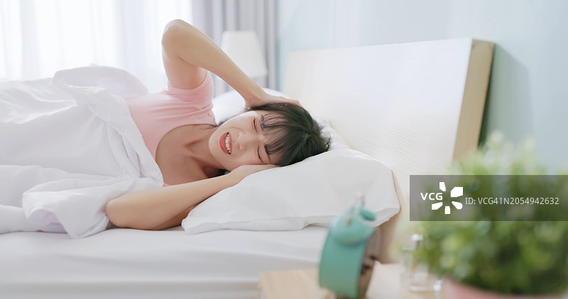 亚洲女性睡眠质量差图片素材