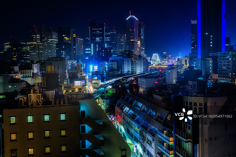 东京新宿夜景：列车与NTT Docomo塔图片素材