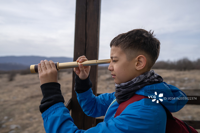 男孩望远镜观察自然图片素材