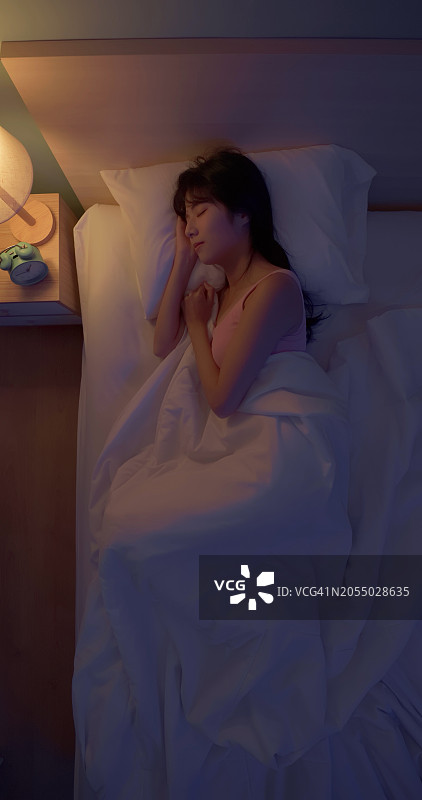 亚洲女人深夜熟睡图片素材