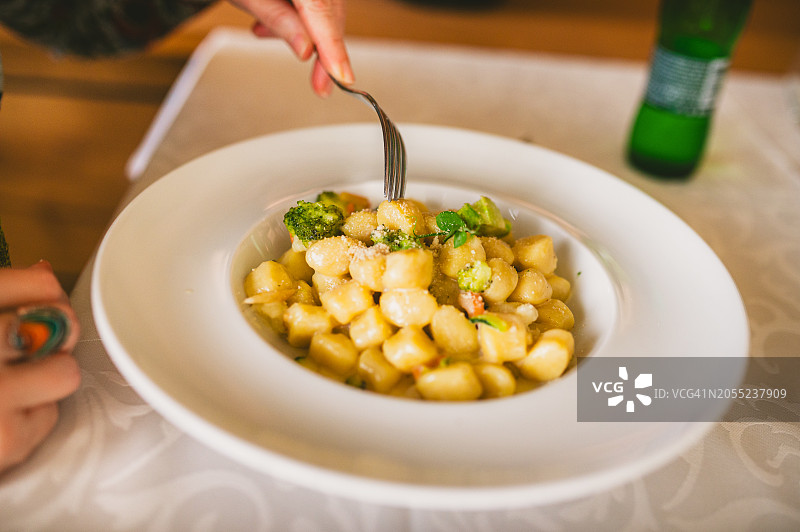 盘装蔬菜意大利面疙瘩图片素材