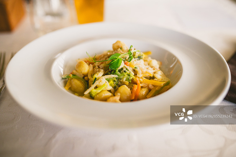 盘装蔬菜意大利面疙瘩图片素材