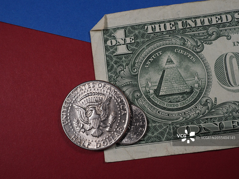 美国货币在红色和蓝色背景上的鲜明几何图案图片素材