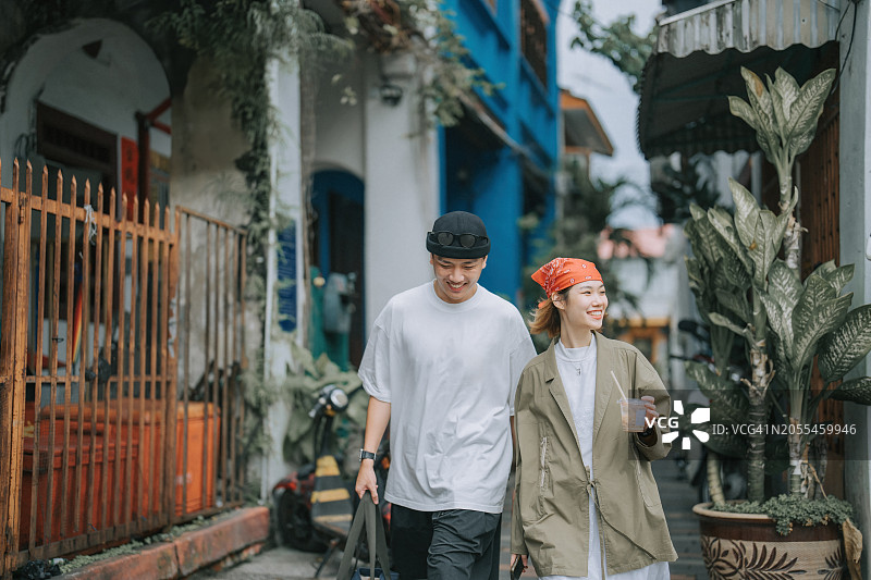 在槟城老城游览的亚洲情侣图片素材