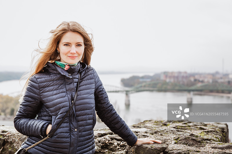 在匈牙利埃斯泰尔戈姆的美丽年轻游客图片素材