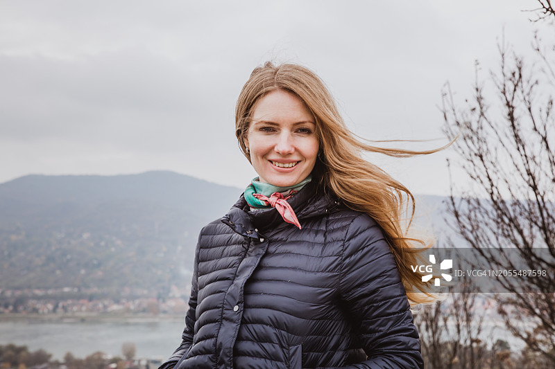 在匈牙利埃斯泰尔戈姆的美丽年轻游客图片素材