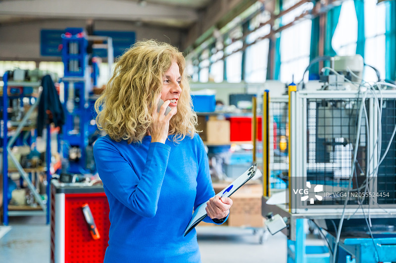 配送工厂经理在用手机交谈图片素材