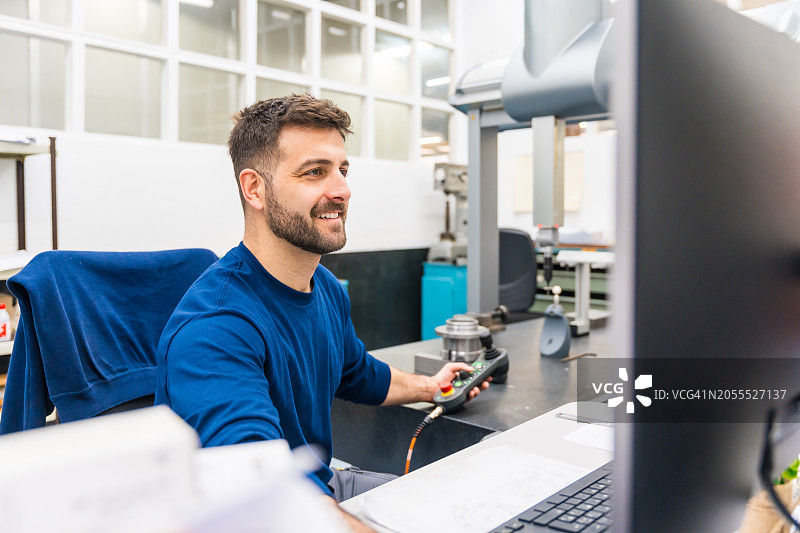 数控包装工厂的质量控制图片素材