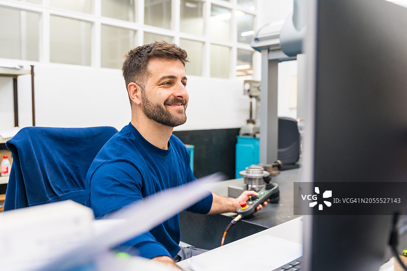 工程师在机器上监控零件的控制图片素材