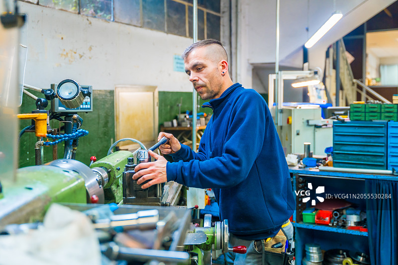 工人在数控工厂使用铣床图片素材