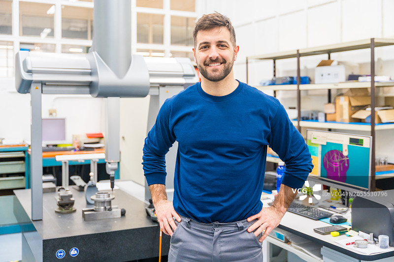 工程师站在工厂的质量控制区图片素材