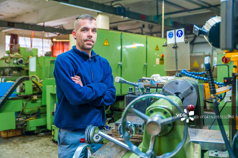 铣床旁的工人肖像图片素材