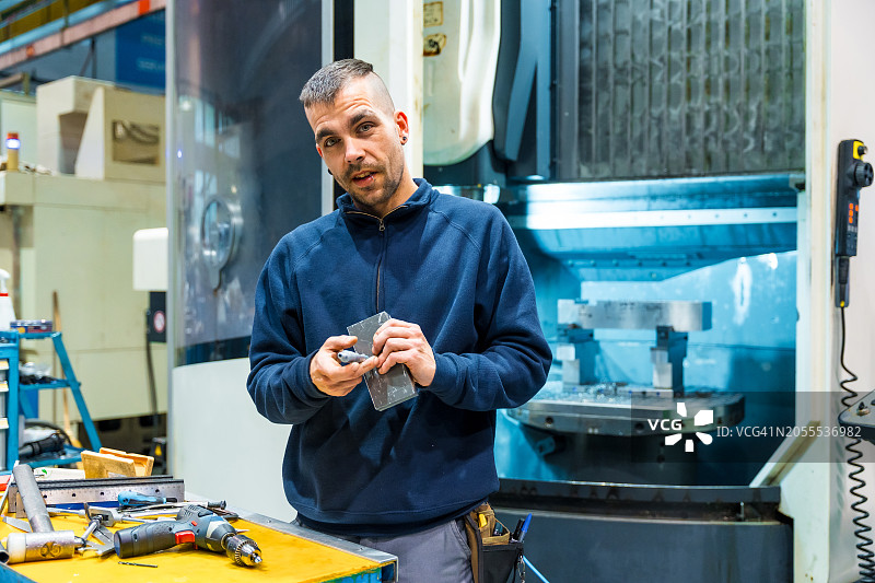 工人检查并维护工业设备图片素材