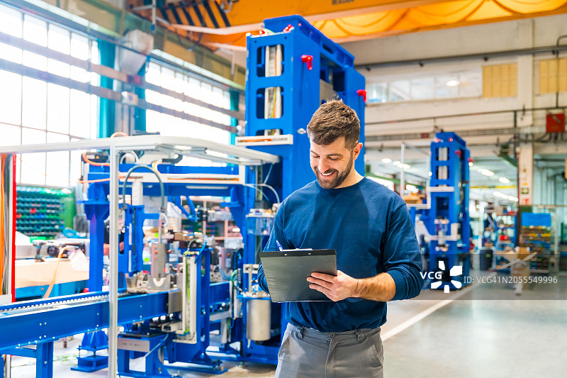 工人检验新机器的质量控制图片素材