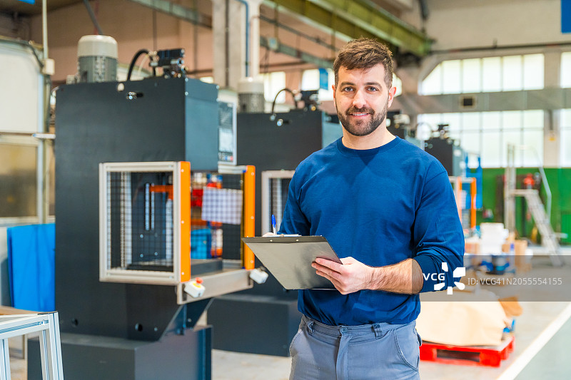 在数控工厂工作的工程师图片素材