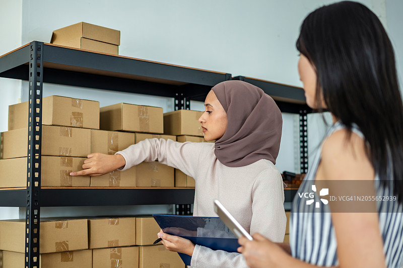 快递公司员工在物流仓库图片素材