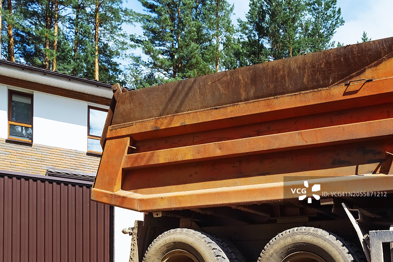 施工现场的卡车作业图片素材