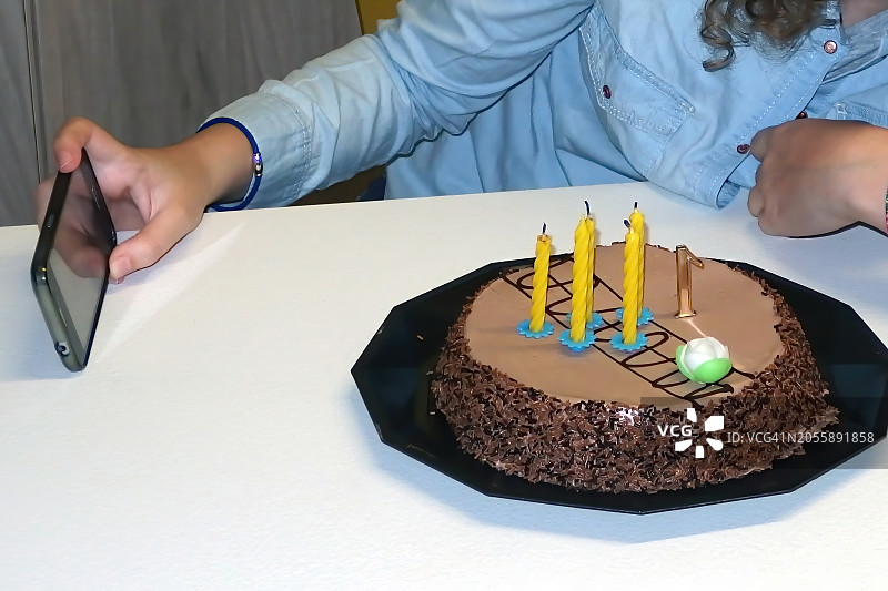 与生日蛋糕的自拍图片素材