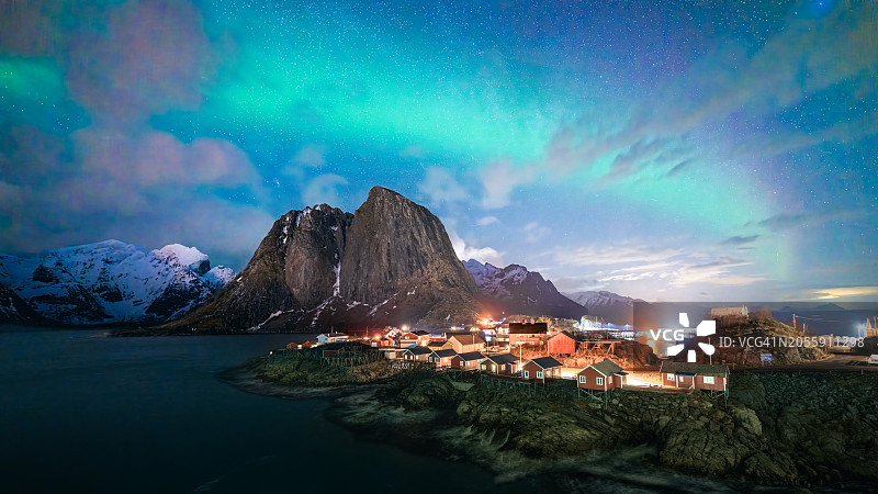 冬季挪威罗弗敦群岛上空的极光图片素材