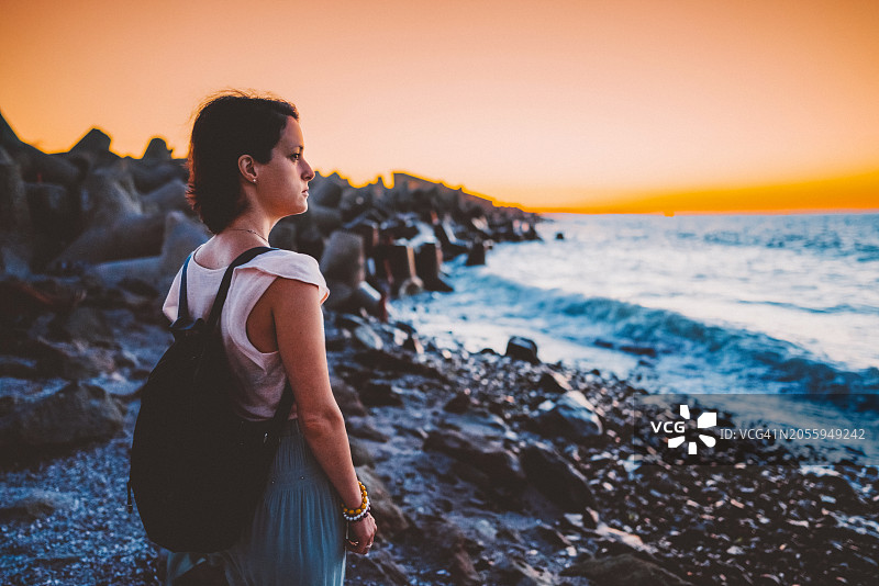 在海滩度假感到沮丧的女人图片素材