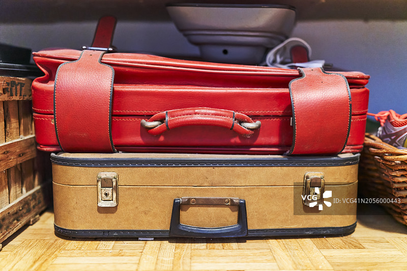 木架上的两个行李箱特写，正面视角图片素材