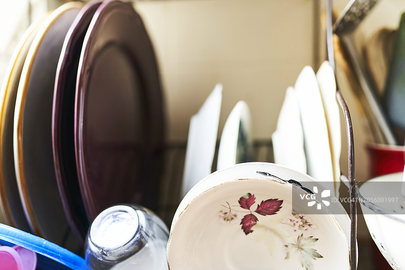 房子里水槽中的一堆盘子正面图图片素材