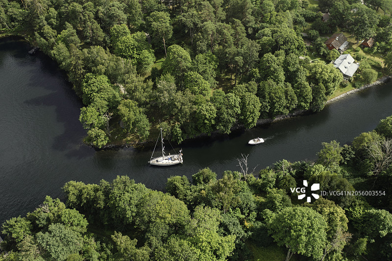 夏日运河上的船只图片素材