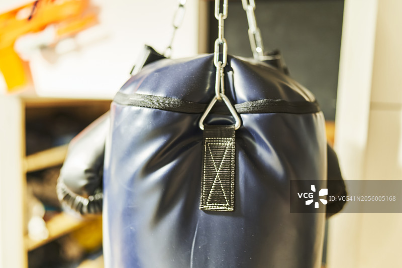 体育馆天花板上悬挂的沙袋特写图片素材