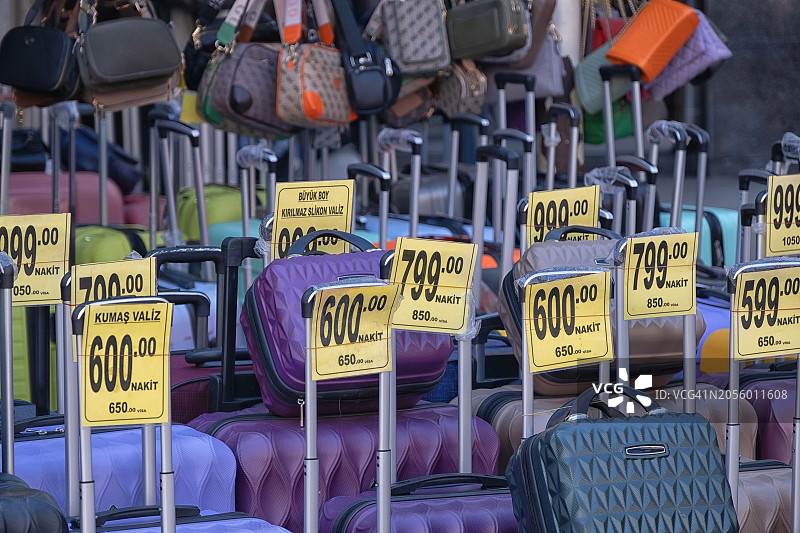 带有价格标签的行李箱的正面视角图片素材